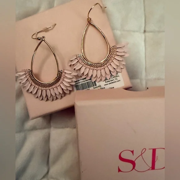 NIB Stella & Dot Pink Feather Teardrop Earrings - Picture 4 of 4
